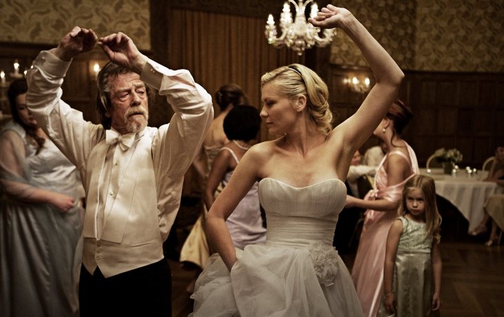 à un mariage, la mariée dans avec un homme en costume. L'ambiance est festive.