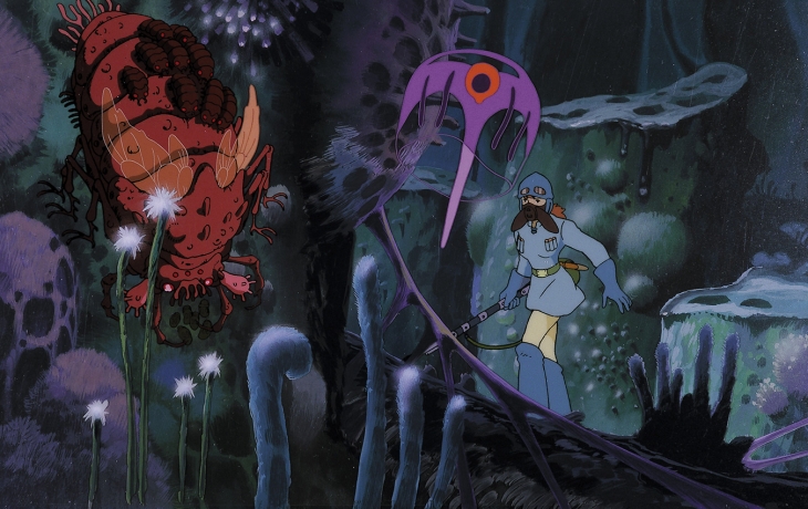 Nausicaa se promène dans la forêt avec un masque au visage pour pouvoir respirer.