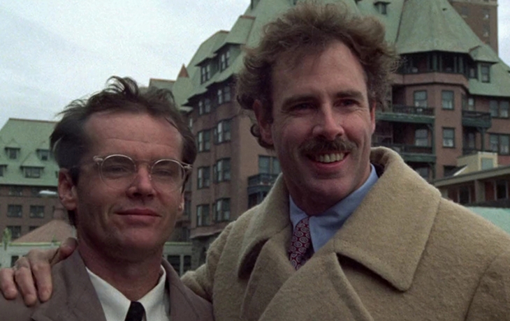 Gros plan sur les deux frères, se tenant le bras sur l'épaule, fièrement. Ils regardent face eux, en souriant.