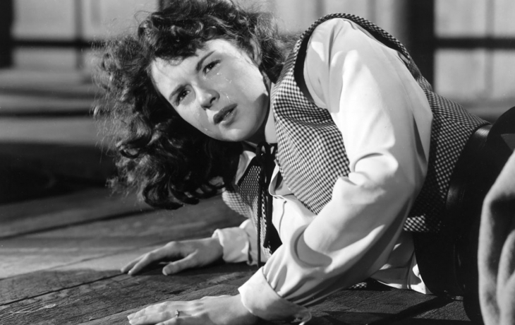 La jeune femme Ann, est au sol, elle relève la tête et semble perplexe. 