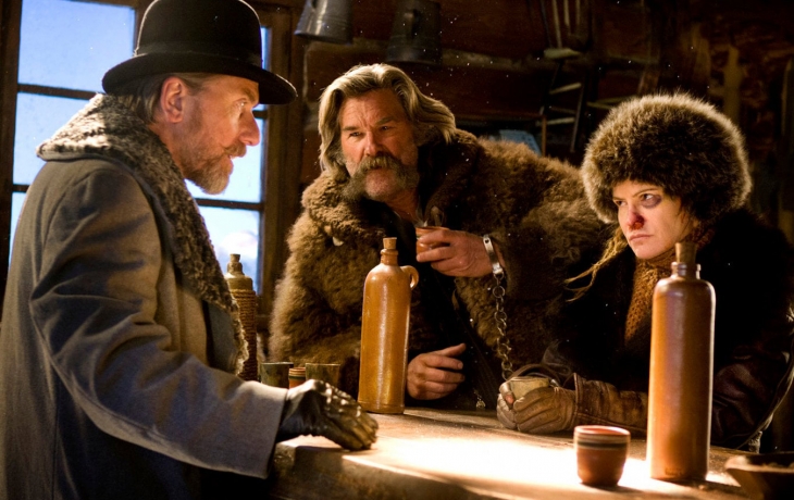 3 personnes au bar en train de discuter