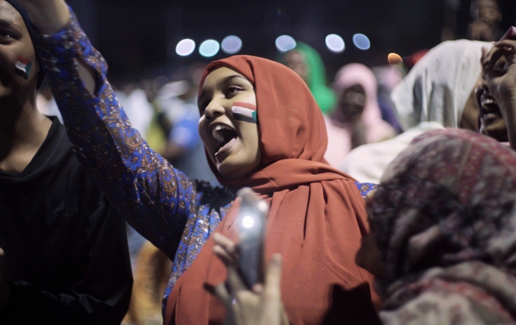 Femmes avec le drapeau du Soudan sur la joue, dans la rue