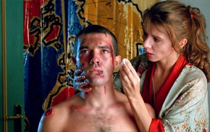 Femme soignant un homme blessé