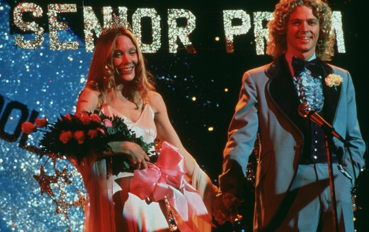 Carrie et un ami reine et roi au bal du lycée sénior