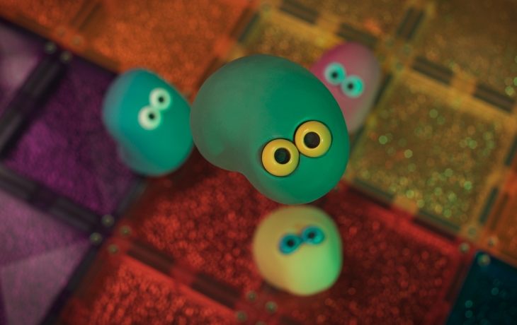 Toutes petites créatures en train de lancer l'un des leurs