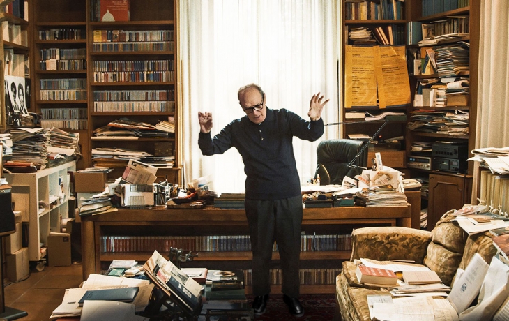 Ennio Morricone dans son bureau pleins de livres