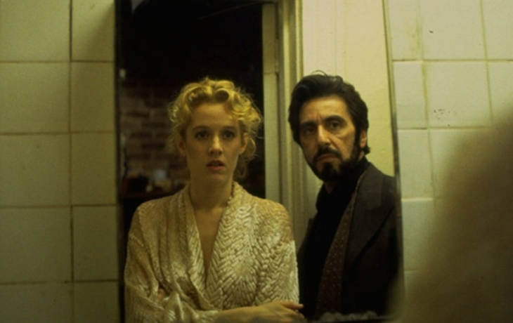 Al Pacino et une femme devant un miroir de salle de bain
