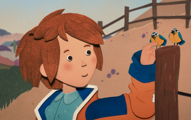 Garçon qui touche une mésange