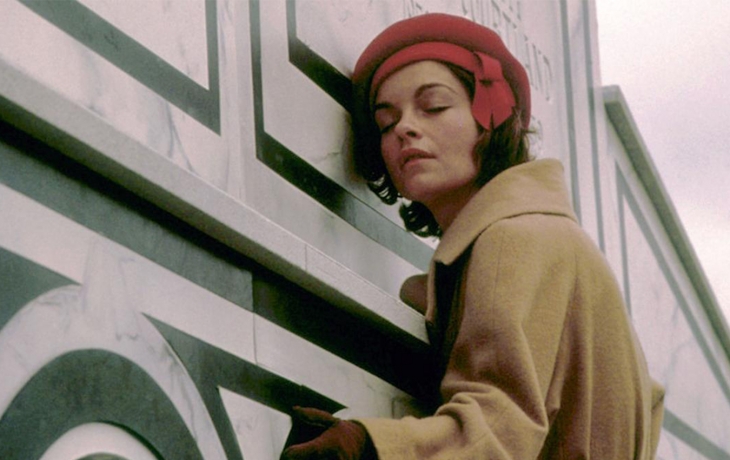 Femme, en train de rendre hommafe 