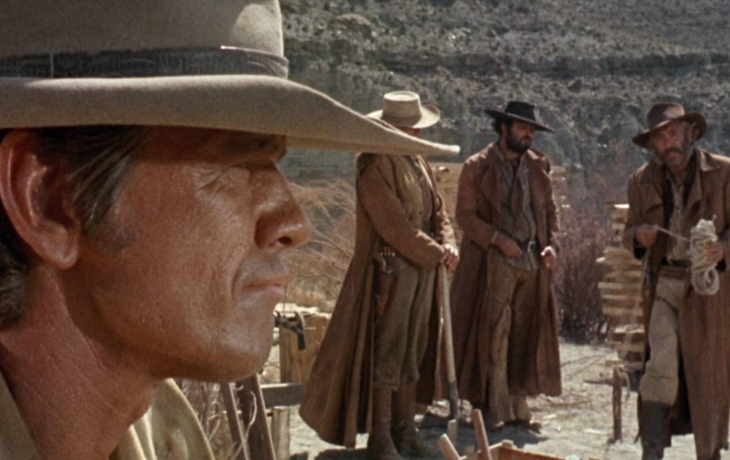 Homme au premier plan, 3 hommes au second