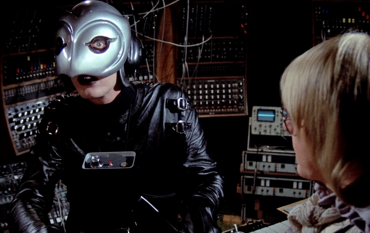 Le Phantom assis dans une salle de controle