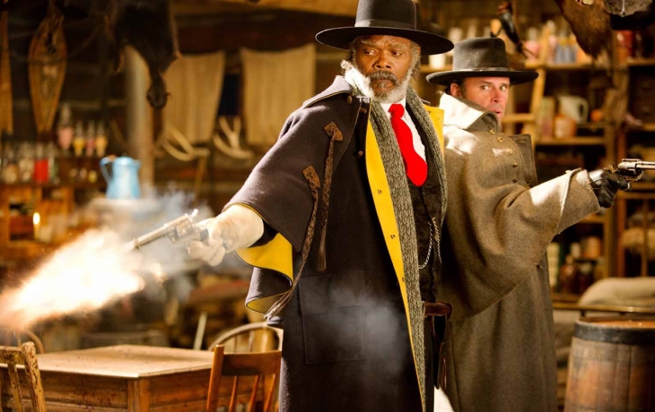 Deux hommes en train de tirer