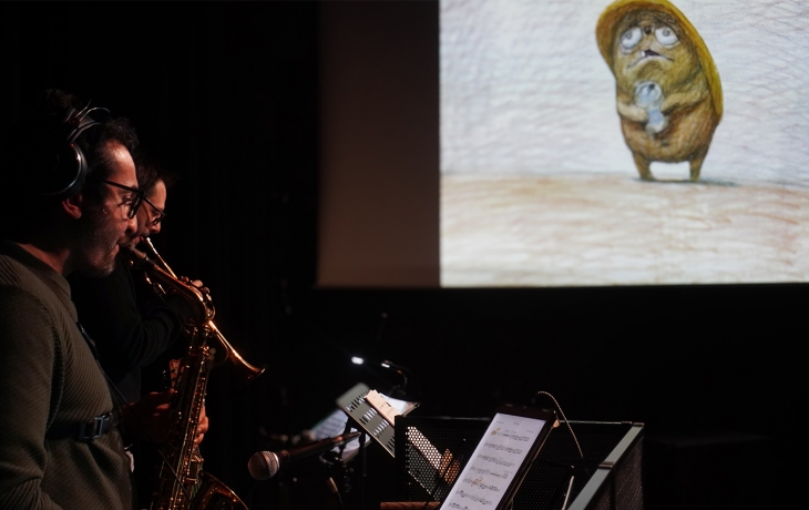 2 musiciens avec Hot dog en arrière plan