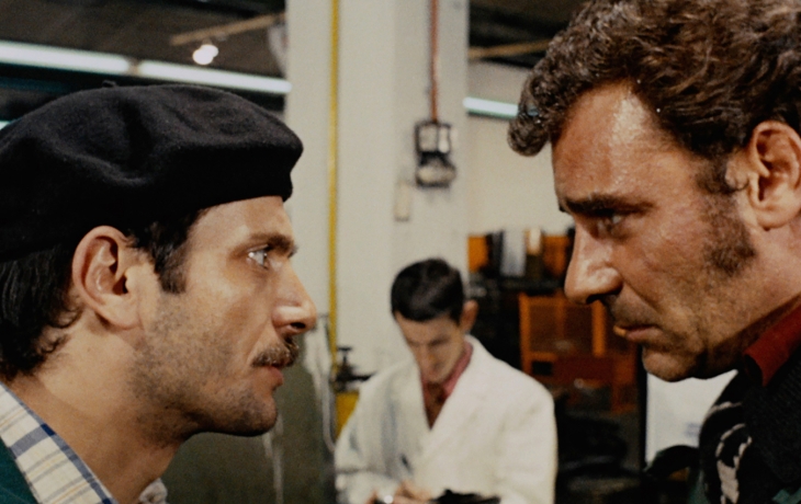 Deux hommes en gros plan, l'air en discorde