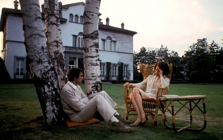 Homme et femme, dehors en train de discuter