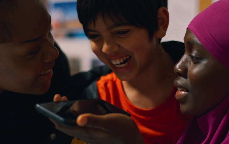 Groupe de jeunes au téléphone