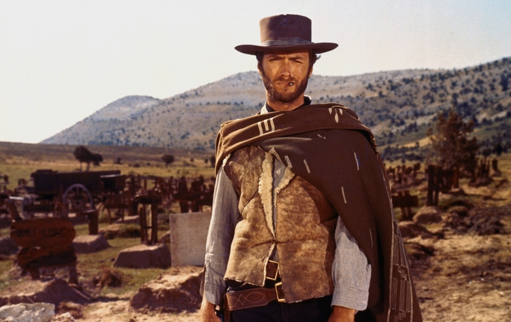 Cow boy cigarette à la bouche dans le désert