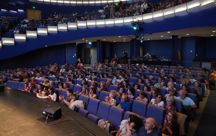 Public dans les sièges du théâtre Ledoux