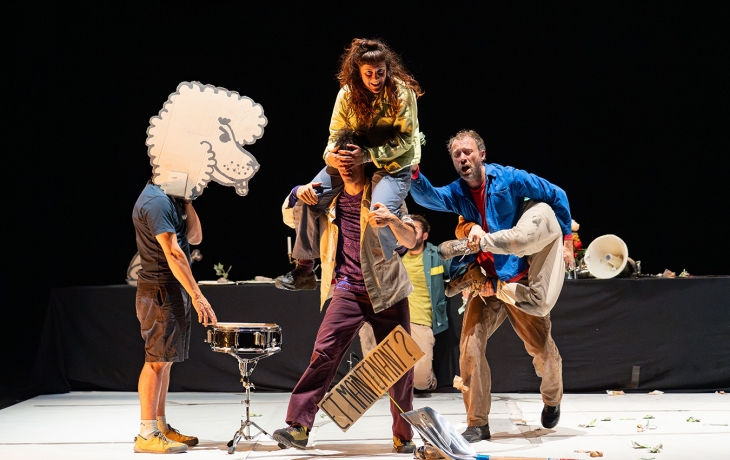 Troupe faisant des acrobaties