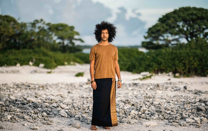 Portrait de Walid Ben Selim sur une plage 
