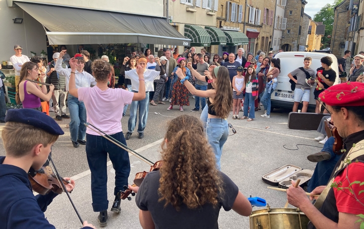 Musiciens et danseuses dans la rue