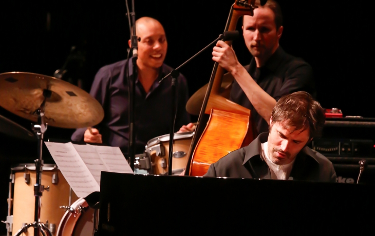 Le trio en train de jouer sur scène