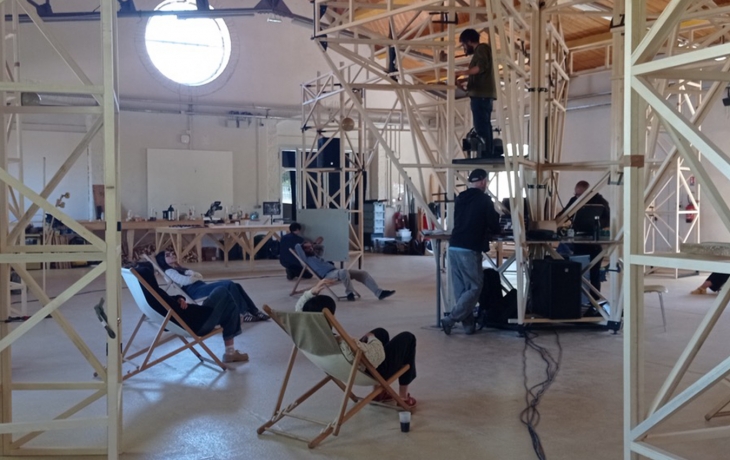 Dispositif sonore dans entouré de structures en bois