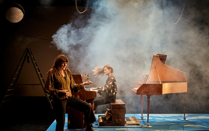 2 interprètes sur scène, l'une au piano et clavecin 