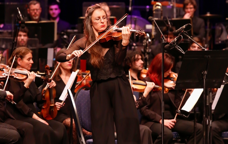 Photo de Gaelle-Anne Michel jouant devant l'orchestre