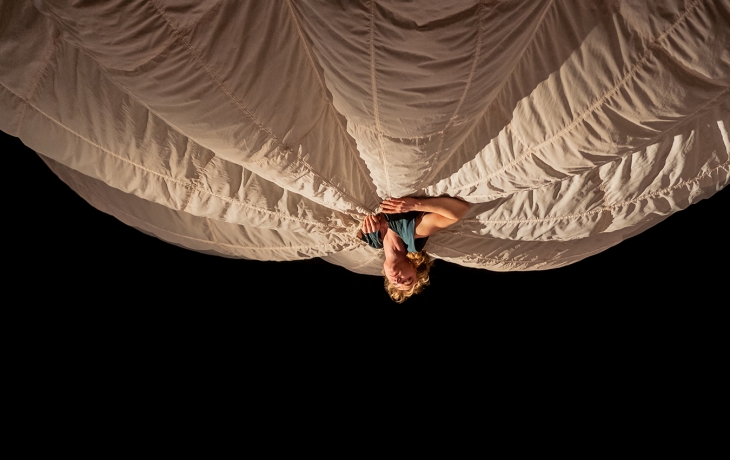 Une danseuse a la tête à l'envers, entourée d'une immense jupe qui recouvre le plafond