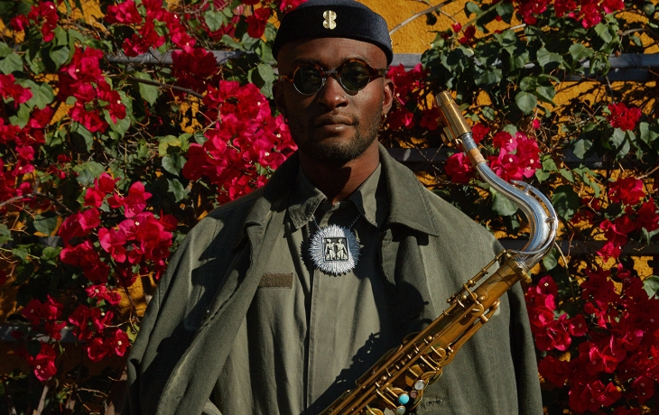 Portrait photo d'Isaiah Collier, musicien de jazz américain avec son saxophone 