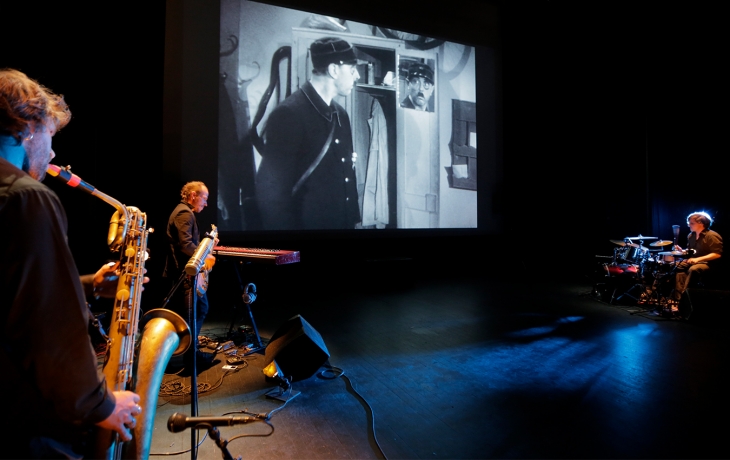 Musiciens de part et d'autre de l'écran de cinéma