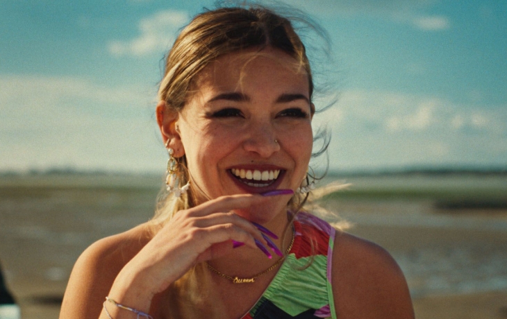 Femme dehors, en train de sourire