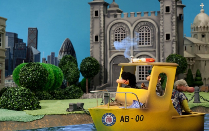 Un bateau devant des monuments