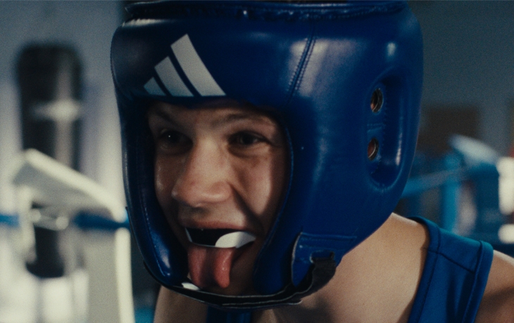 Personne qui tire la langue avec un casque de boxe