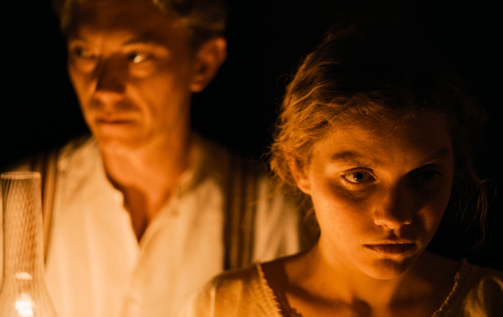 Un homme et une femme dans la pénombre