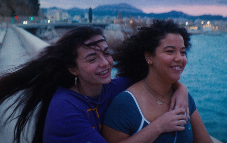 Deux filles en train de rire dans la rue