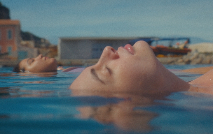 Deux filles en train de profiter de la piscine