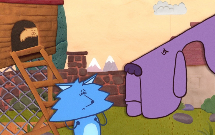Un gros chien devant un petit loup