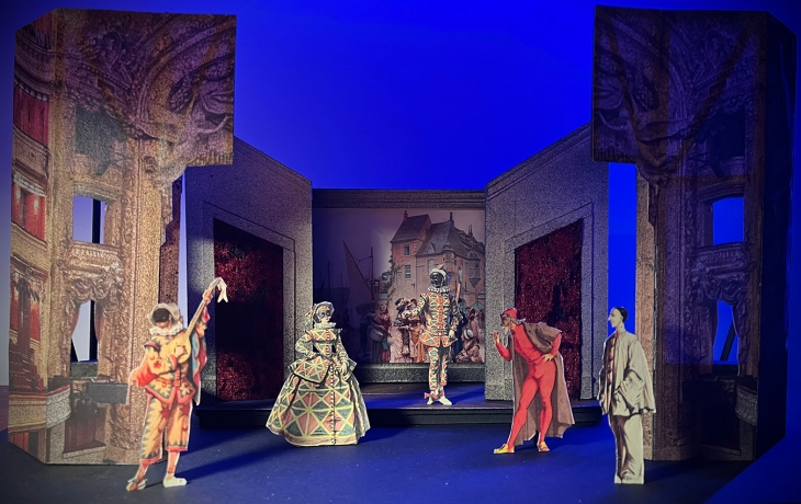 Photo de la maquette de l'opéra comique avec  les personnages d'Arlequin, Colombine