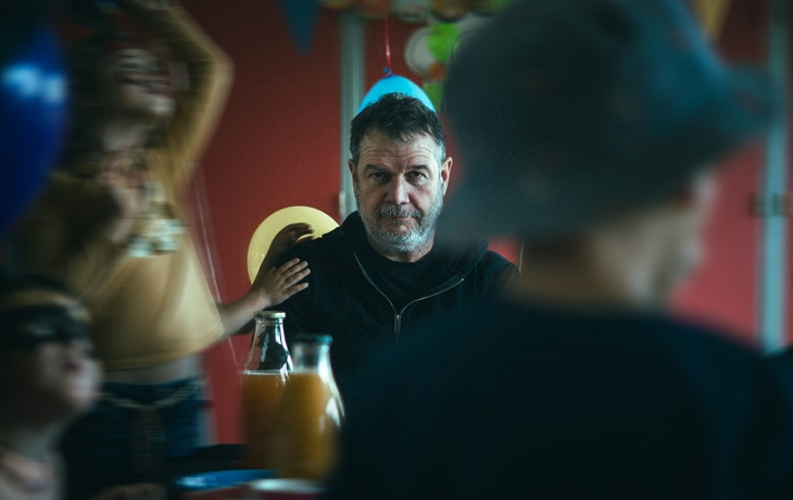 Interprète à une fête d'anniversaire, le regard noir