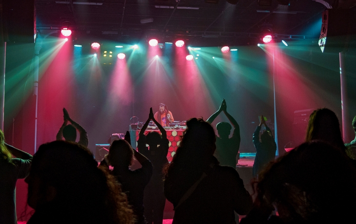 Le public dansent devant la scène pendant le DJ set 