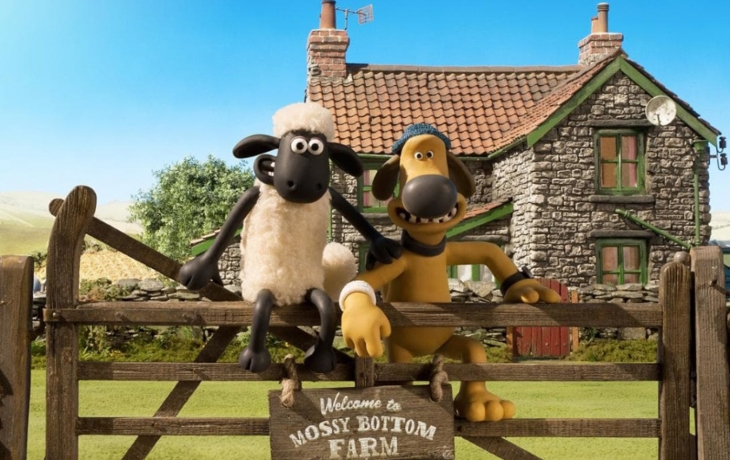 Shaun et le chien devant la ferme