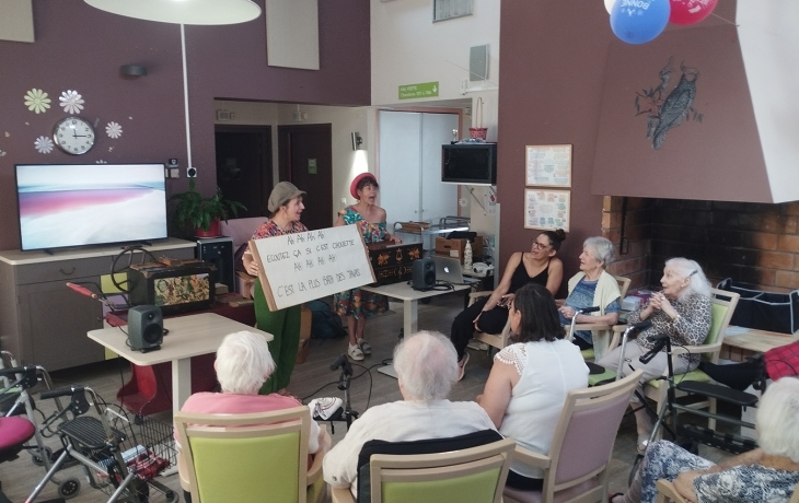 Résidents en EHPAD, en train de chanter 