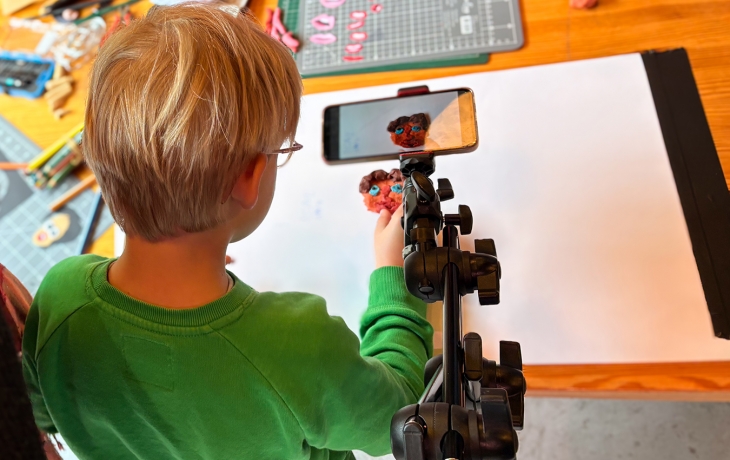 Enfant en train de filmer un personnage 