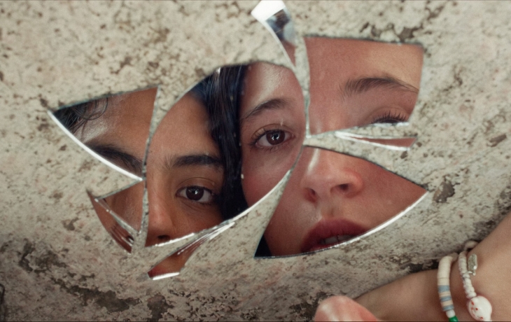 Deux filles devant un miroir brisé