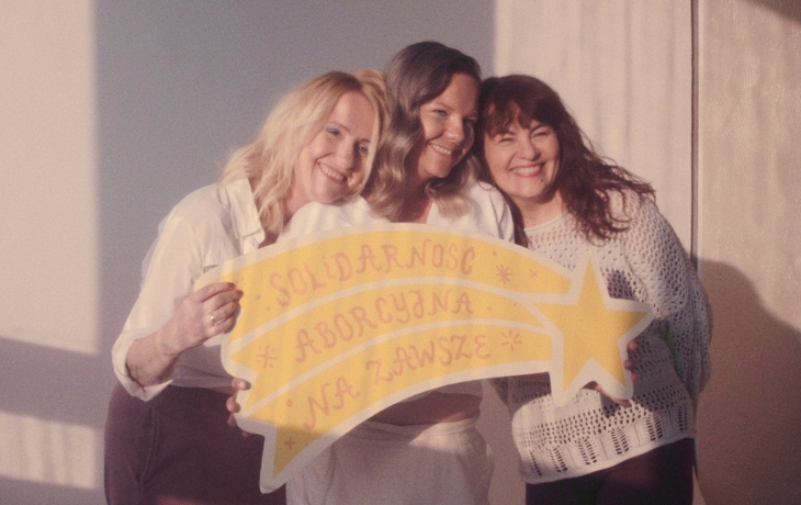 Groupe de trois femmes avec un le logo de solidarités pour les femmes