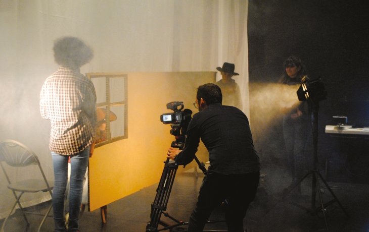 Groupe en train de créer un clip de western