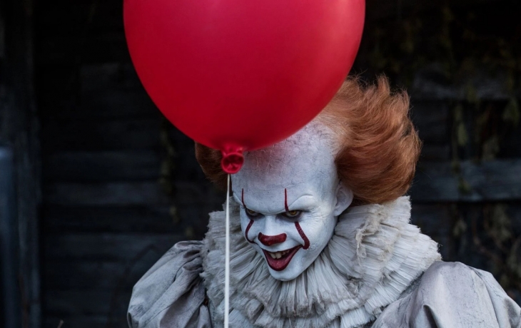Clown avec le ballon rouge