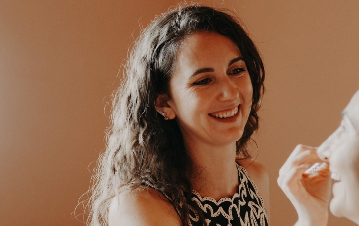 Charlène maquille une personne